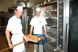 Hans Gueter und Sohn Martin arbeiten Hand in Hand.