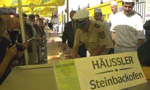 Die Bäcker der Bäckerei Gueter kontrollieren die Messung aufmerksam.